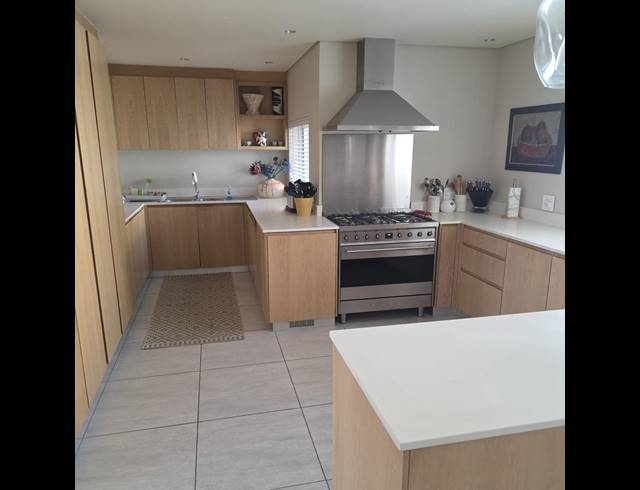 3 BEDROOM APARTMENT FOR SALE IN GREEN POINT
